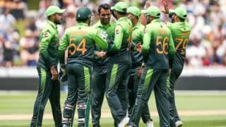 पाकिस्तान के खिलाड़ियों ने ऑनलाइन ऐप के जरिए खेला क्रिकेट, इस बल्लेबाज ने हेल्मेट पहन की बल्लेबाजी